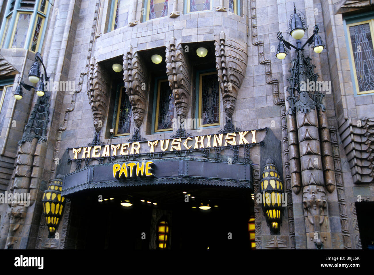 Tuschinski Theater, Pathe Kinos, Kino, Detail der Fassade mit beleuchteten Eingang in die Reguliersbreestraat, Amsterdam, noch Stockfoto