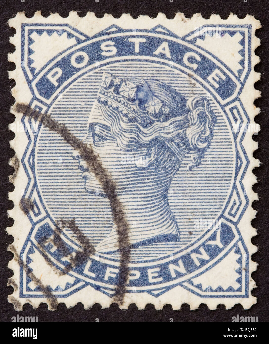 Nahaufnahme von Half Penny, ½d, schieferblau, viktorianischer britischer Briefmarke auf schwarzem Hintergrund ausgestellt 1883 SG 187, postmarked. Stockfoto