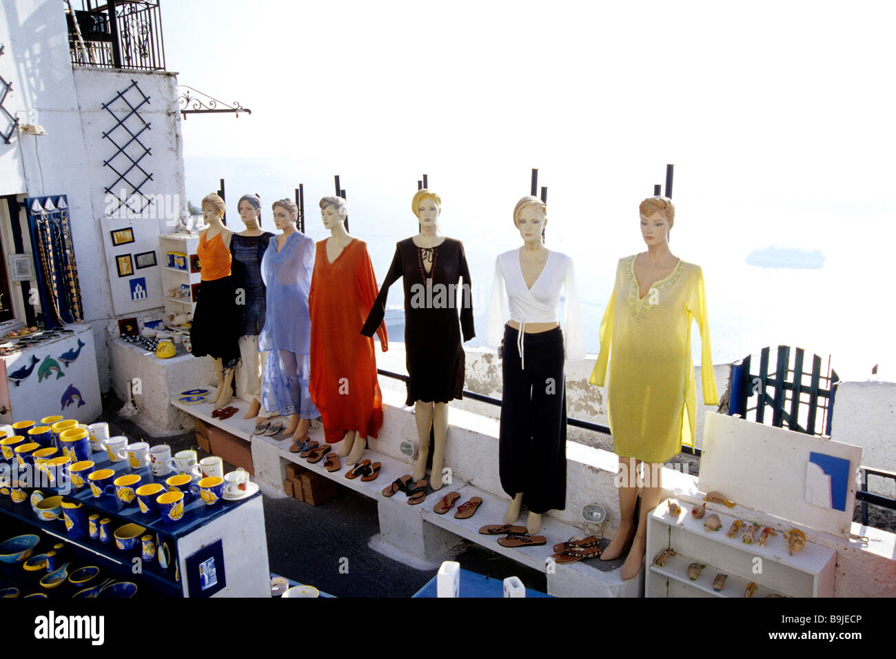 Souvenir-Shop, Kleidung auf Schaufensterpuppen, Fira, Santorini oder Thira, Kykladen, Ägäischen Meer, Mittelmeer, Griechenland, EU-Hauptstadt Stockfoto