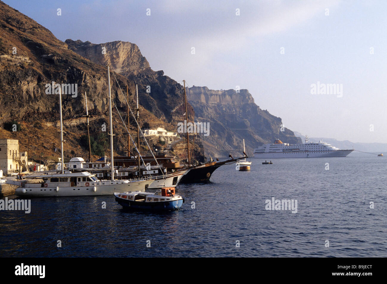 Mesa Gialos, der Hafen der Hauptstadt Fira, am Rande der Krater eines Vulkans, Santorini oder Thira, Kykladen, Aegean Sea, Medi Stockfoto