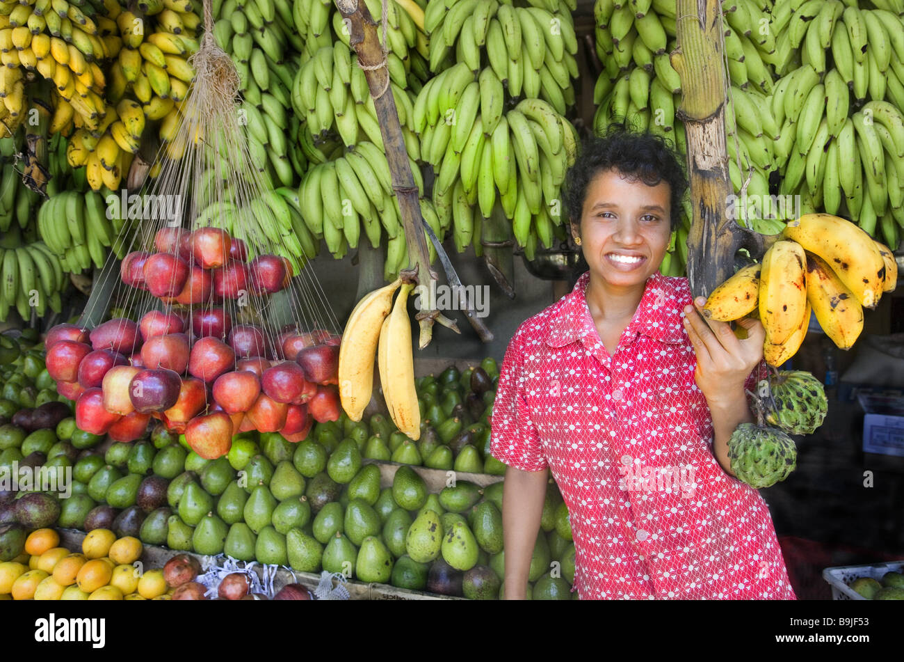 Sri Lanka-Kandy Frau Verkauf Süd-Obst Asien Südasien Menschen native Geschäft Marktstand Obst Obst Bananen Äpfel Stockfoto
