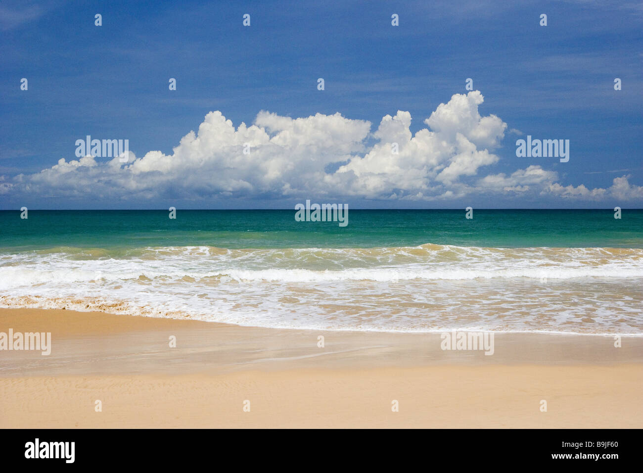 Sri Lanka-Südwestküste Sandstrand Meerblick Asien Südasien Strandsand See Surf Brandung Horizont weite Entfernung getrübt Stockfoto