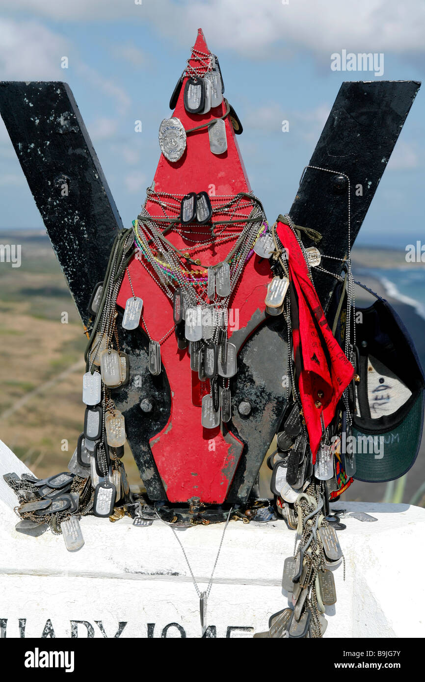 Marine Corps 5. Amphibious Corps Memorial auf Mt Suribachi Iwo Jima bedeckt mit amerikanischen Erkennungsmarken Stockfoto