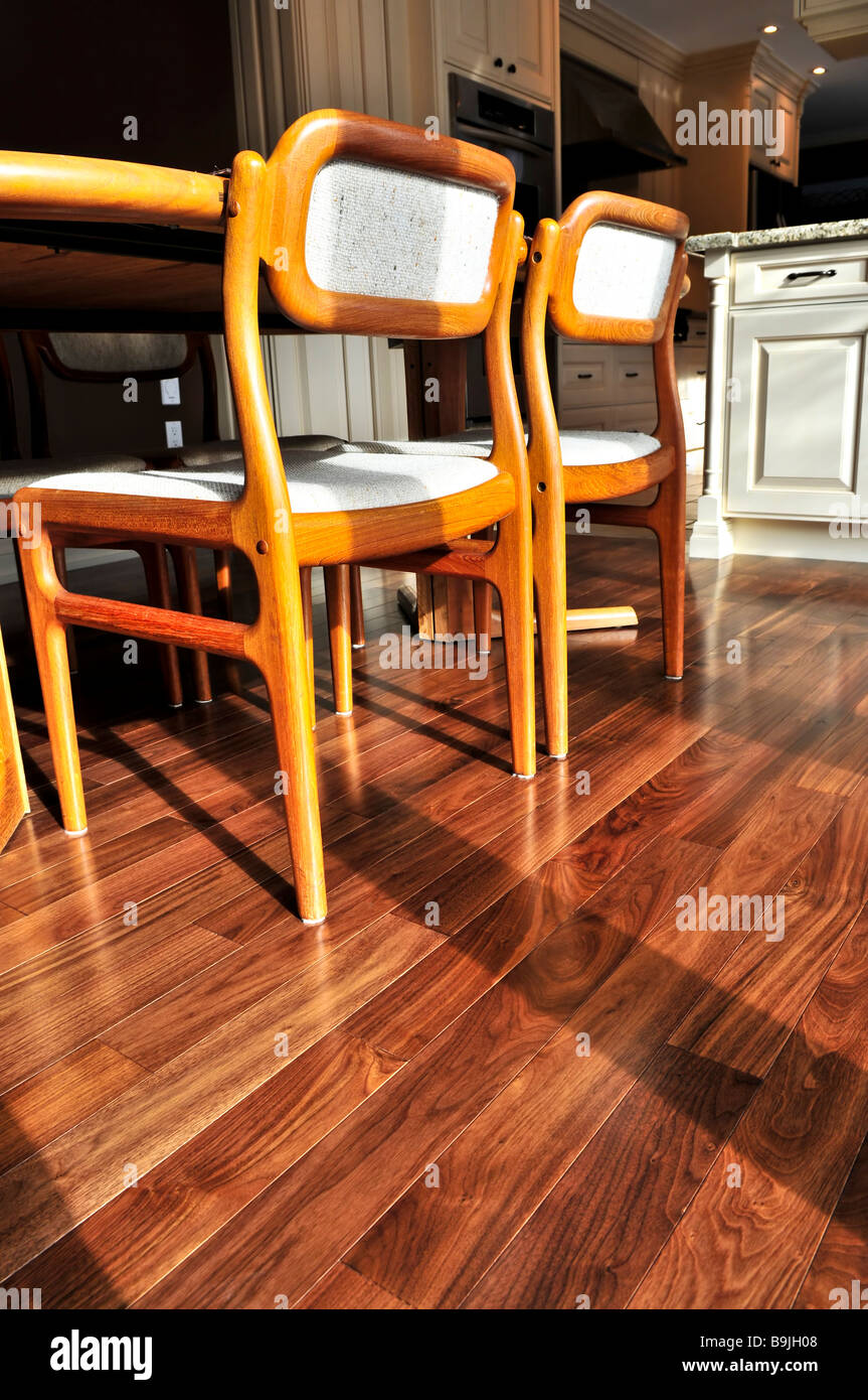 Walnuss Hartholz-Fußboden im Wohn-Hause Speisesaal Stockfoto