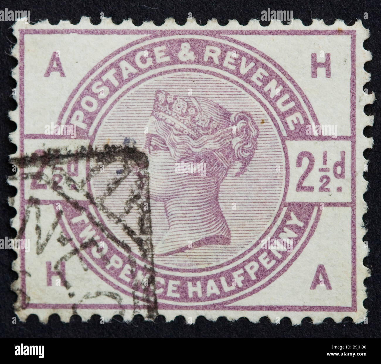 Nahaufnahme von 2½d, flieder viktorianischer britischer Briefmarke auf schwarzem Hintergrund. Ausgestellt zwischen 1883-4 SG 191 Unified Issue Stockfoto