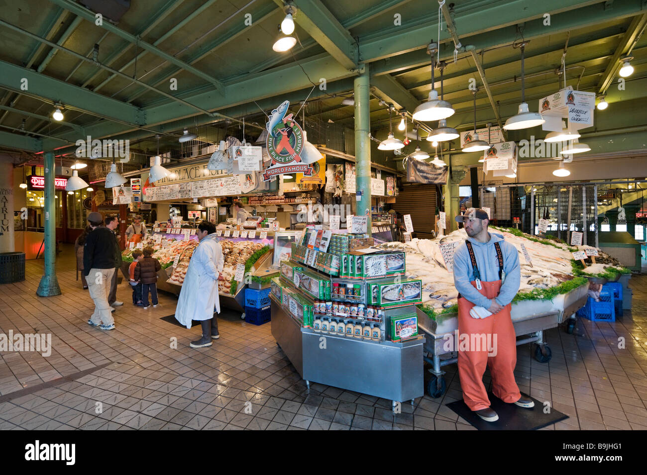 Traditionelle Fischhändler im Pike Place Market, Innenstadt von Seattle, Washington, USA Stockfoto