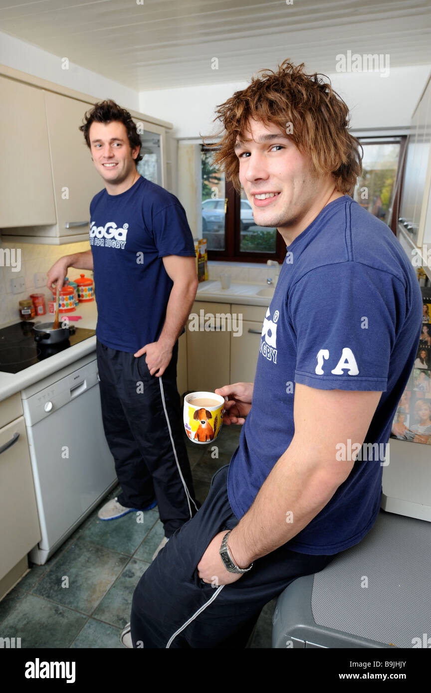 BRISTOL RUGBY-SPIELER LUKAS UND TOM ARSCOT DIREKT IN IHRE GEMEINSAME WOHNUNG UK JAN 2008 Stockfoto