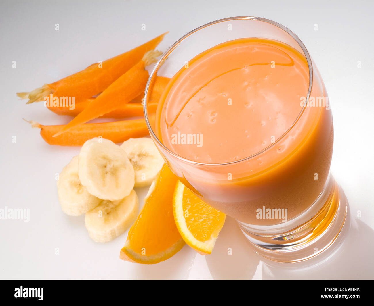 Glas Orange, Banane und Karottensaft Stockfoto