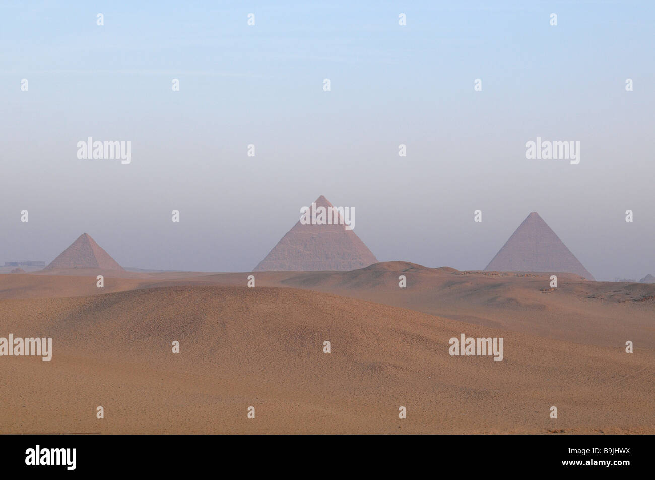 Die großen Pyramiden in der Nähe von Kairo in Ägypten bei Sonnenaufgang Stockfoto