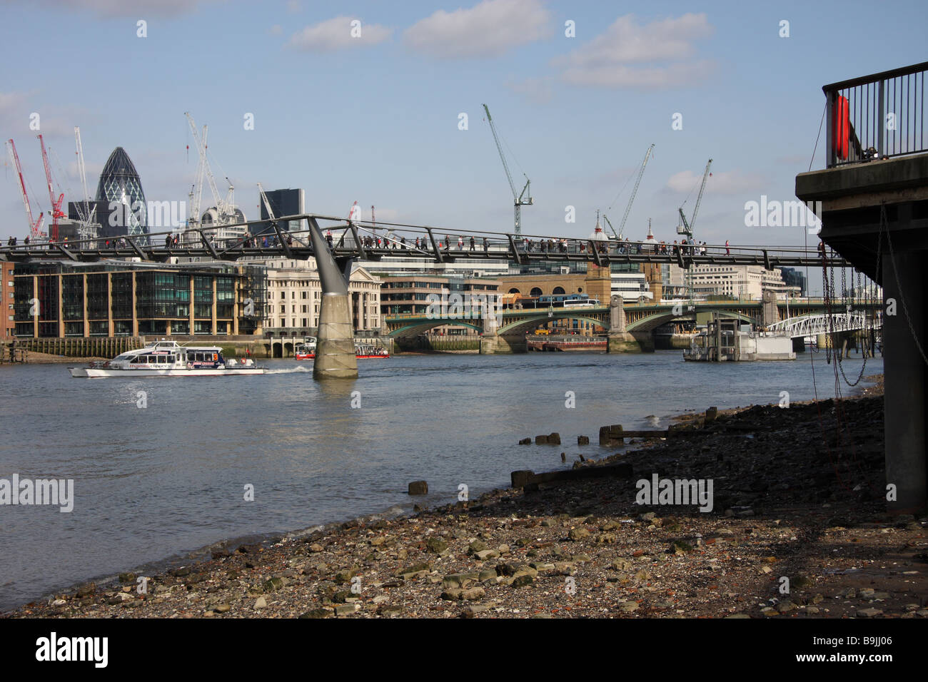 London England uk Kies Fluss Themse Gherkin Beachcombers bed Ebbe Stockfoto
