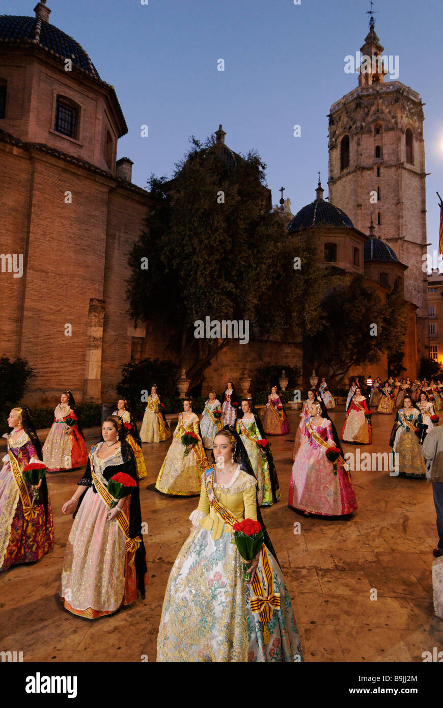 Falleras kommen am Plaza De La Virgen mit Blume für Virgen de Los Desamparados anbieten. Las Fallas Festival. Valencia. Spanien Stockfoto