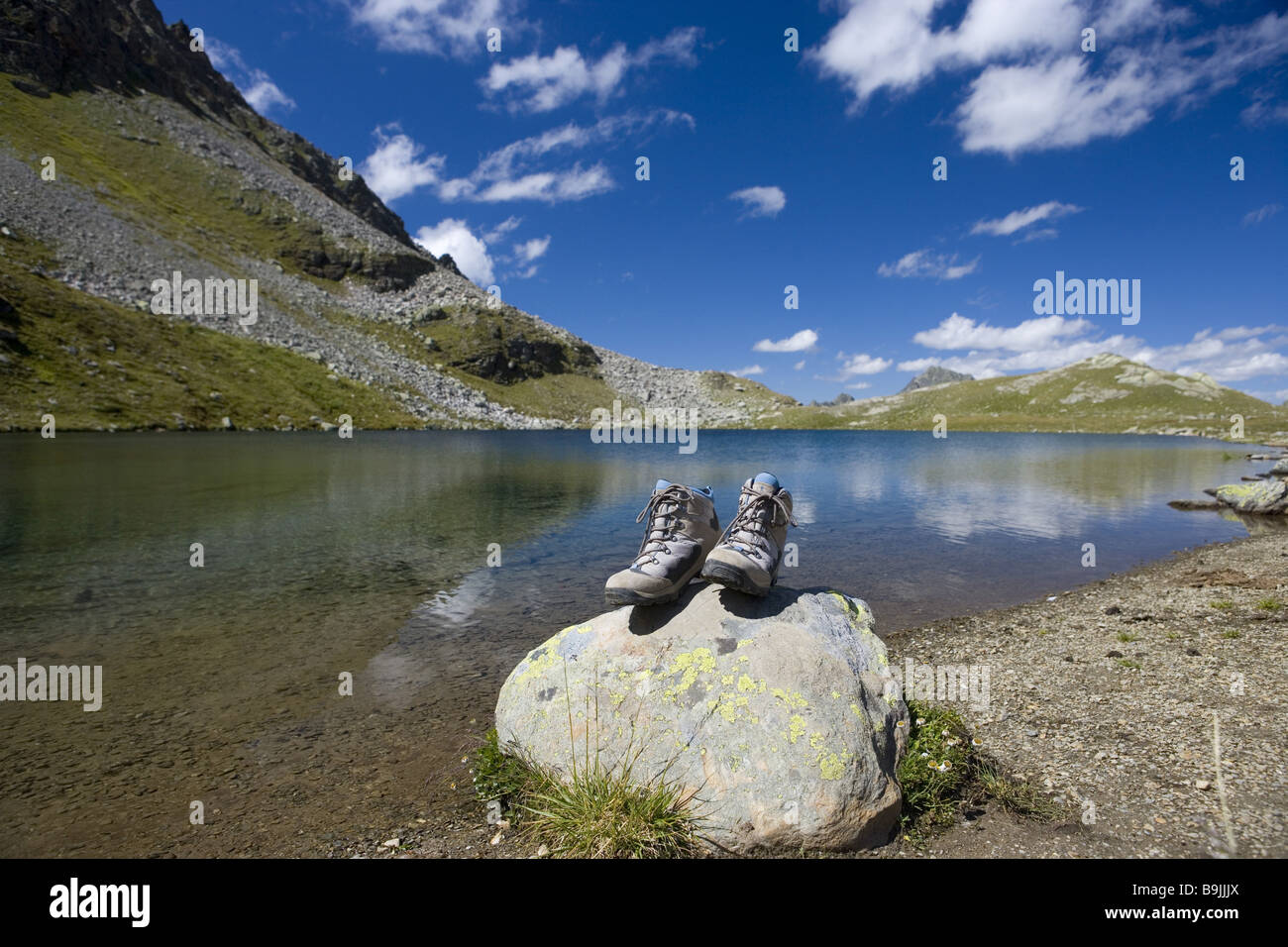 Österreich-Tirol-Vorarlberg-Silvretta-Bieltal Rad-See Ufer Stone Mountain- Schuhe legte Alpen Alpensee ruhenden Timeout Stockfotografie - Alamy