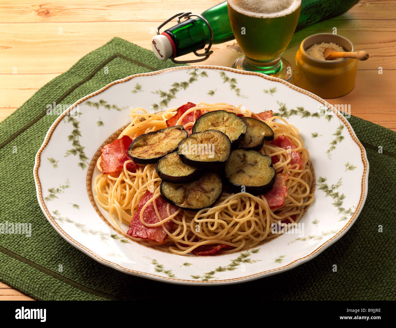 Spaghetti mit Auberginen und Speck Stockfoto