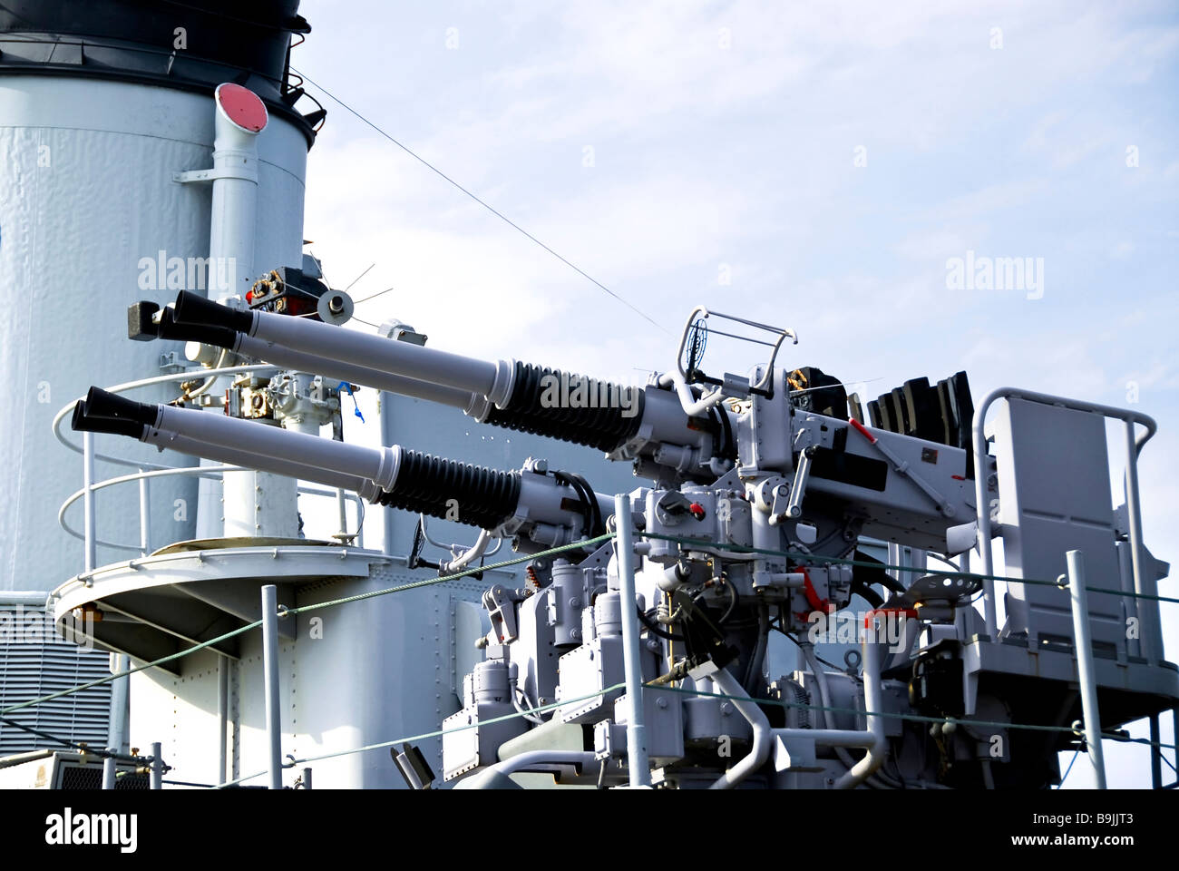 Große weiße Waffen auf einem militärischen Marine Schiff Stockfoto