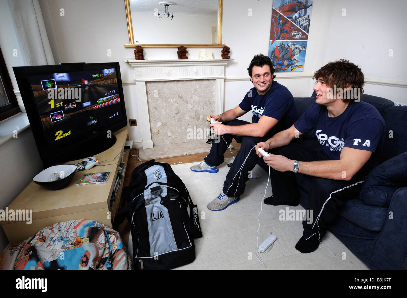 BRISTOL RUGBY-SPIELER LUKAS UND TOM ARSCOT DIREKT IN IHRE GEMEINSAME WOHNUNG UK JAN 2008 Stockfoto