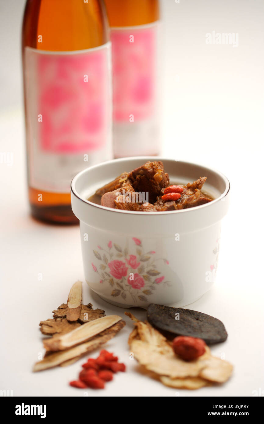Suppe mit Yam und spare Rib Flasche und traditionelle chinesische Medizin Stockfoto