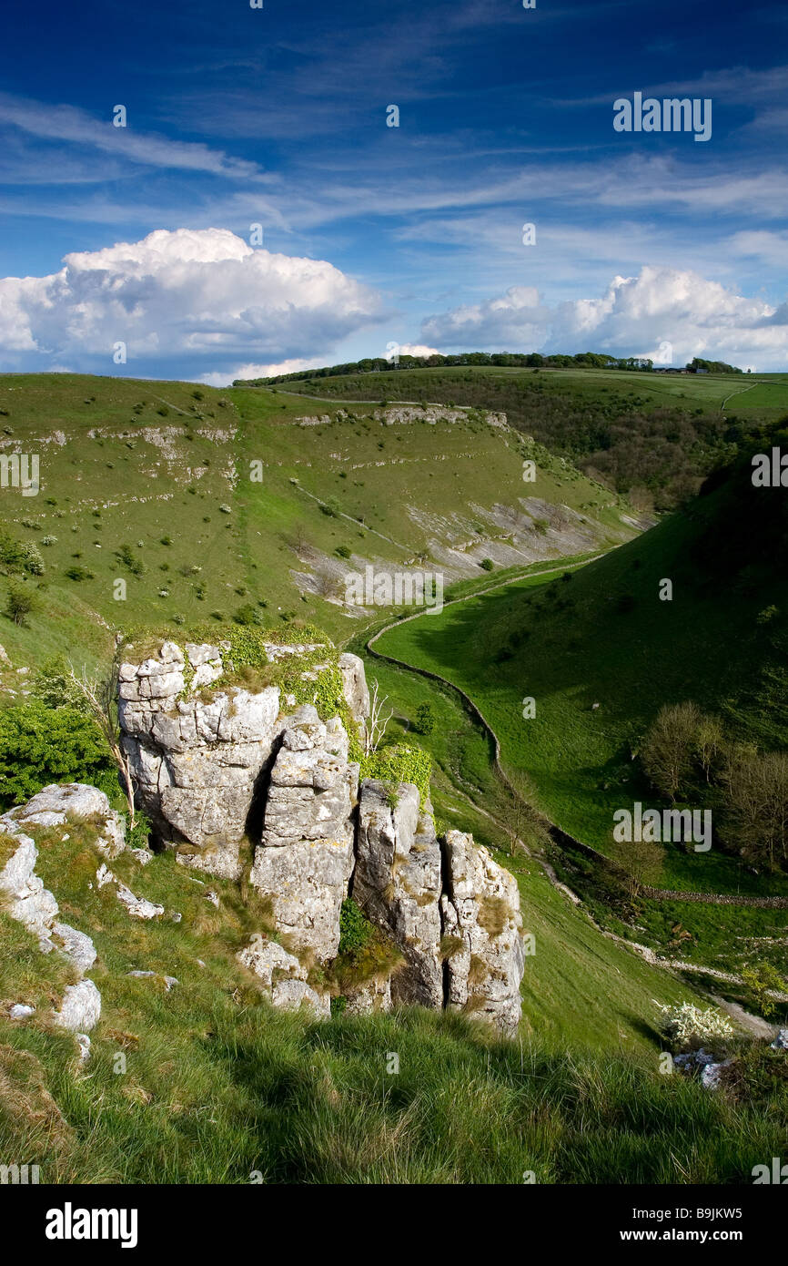 Lathkill Dale National Nature Reserve in der Peak District National Park, Derbyshire. Fotografiert im Mai Stockfoto