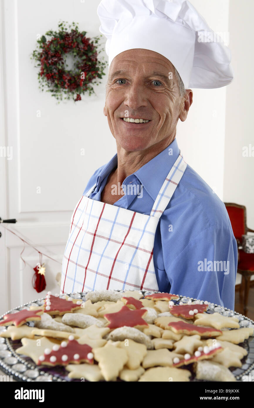 Senior fröhlich Cookie-Platte Holding Porträt Stockfoto