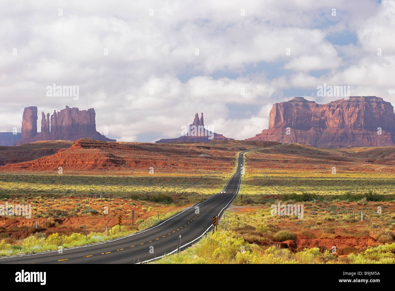 Einsame Strecke führt in Monument Valley Stockfoto