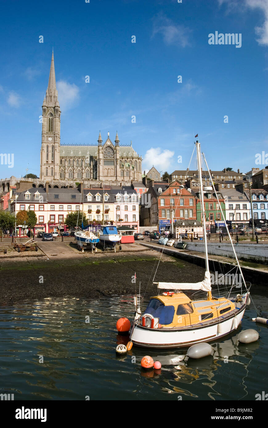 Angeln Boote in Cobh Hafen mit der Stadt und St. Colman Kathedrale im Hintergrund an einem sonnigen Tag, Irland Stockfoto