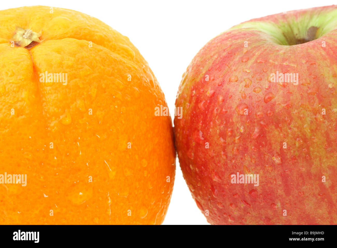 Nahaufnahme von Apfel und Orange auf weiß Stockfoto