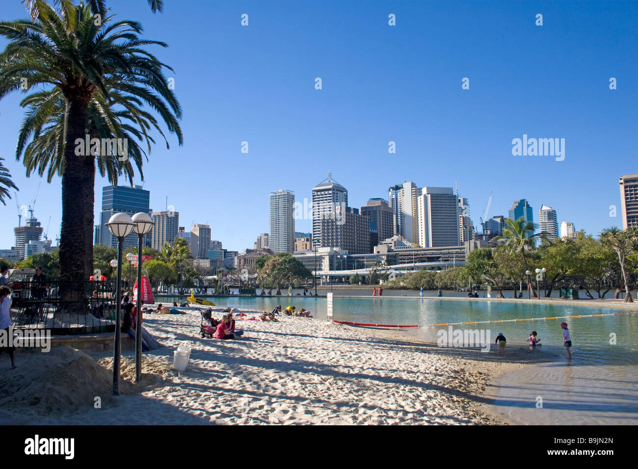Ein Mann in Brisbane Strand hat einen Aussichtspunkt über das Stadtbild Stockfoto