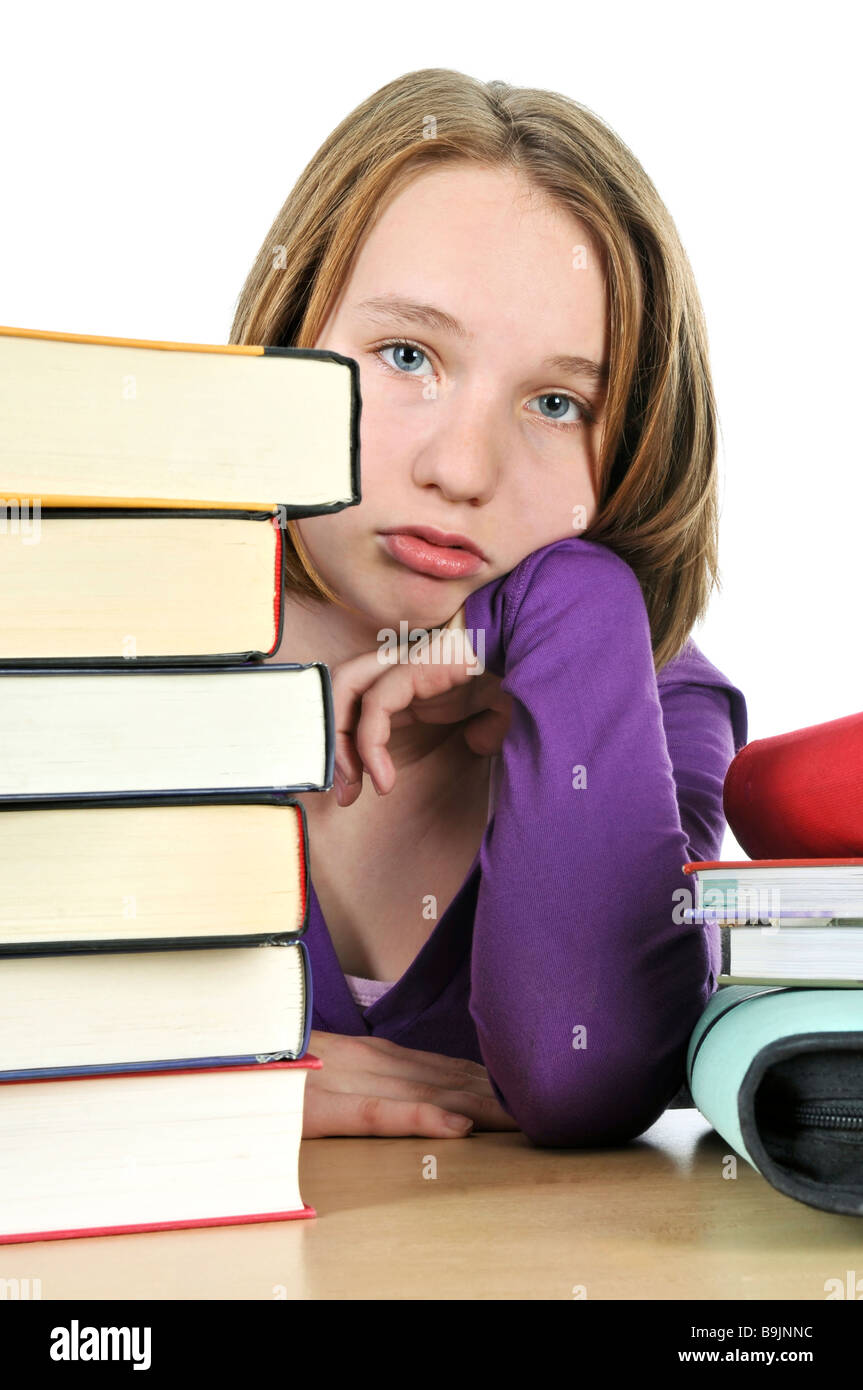 Frustriert Teenager-Mädchen studiert an der Rezeption mit großen Stapel Bücher Stockfoto