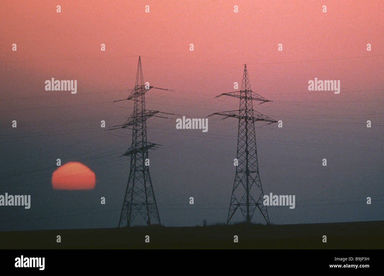 Powerlines im Sonnenuntergang Stockfoto