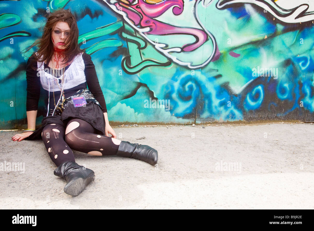 Junge weibliche Teenager Straßentheater Schauspielerin wirkt in Horrorgeschichte mit Kunstblut Albert Dock Liverpool Lancashire England Stockfoto