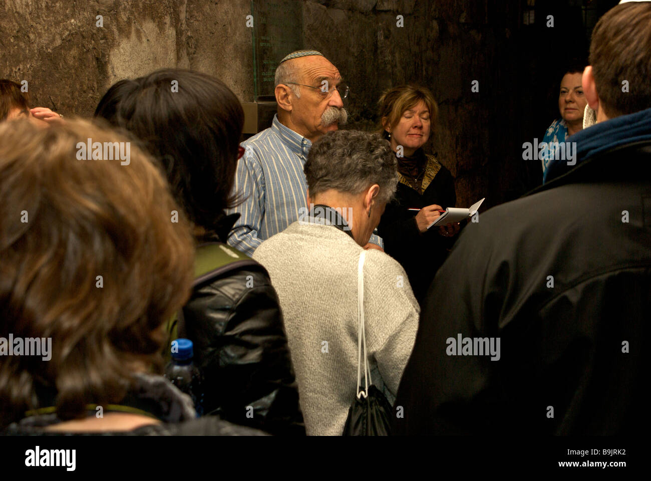 Professor Dan Bahat geben Führung durch Labyrinth von Tunneln und Galerien in archäologischen Ausgrabung unter Klagemauer Stockfoto