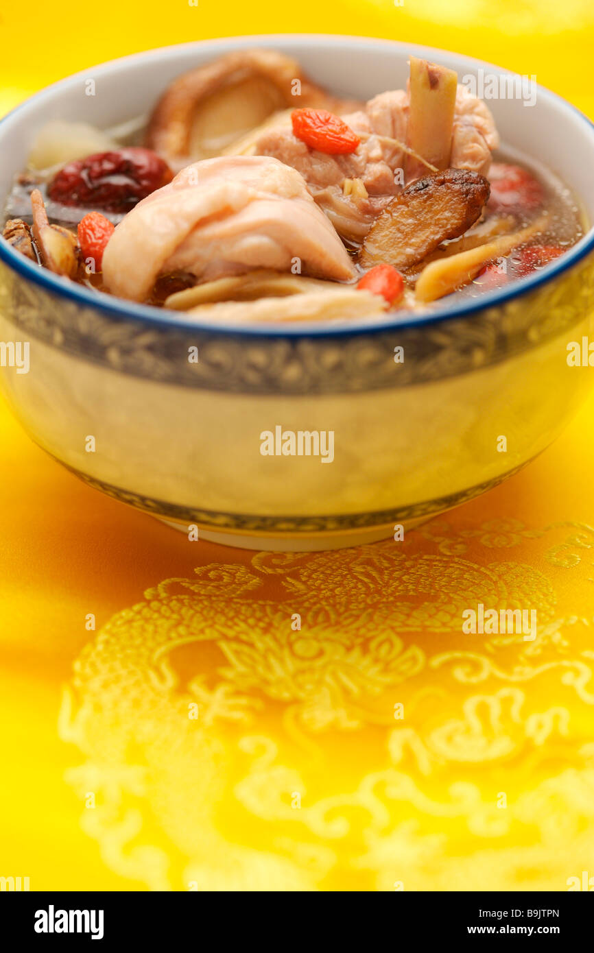 Huhn Suppe mit Pilzen und wolfberry Stockfoto