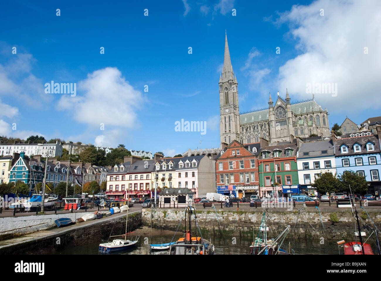 Angeln Boote in Cobh Hafen mit der Stadt und St. Colman Kathedrale im Hintergrund an einem sonnigen Tag, Irland Stockfoto