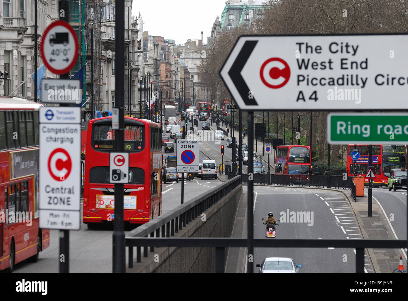 Piccadilly mit Verkehr Stockfoto