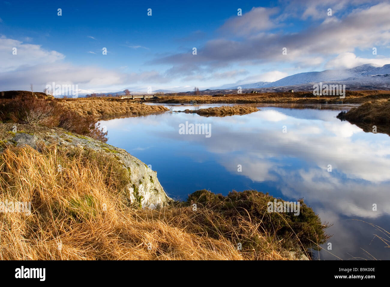 Blick über man Na h Achlaise in Richtung der Grampian Mountains, Rannoch Moor, Highlands, Schottland. Fotografiert im Dezember Stockfoto