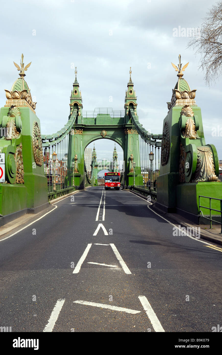 Hammermith Brücke mit roten Londoner bus Stockfoto