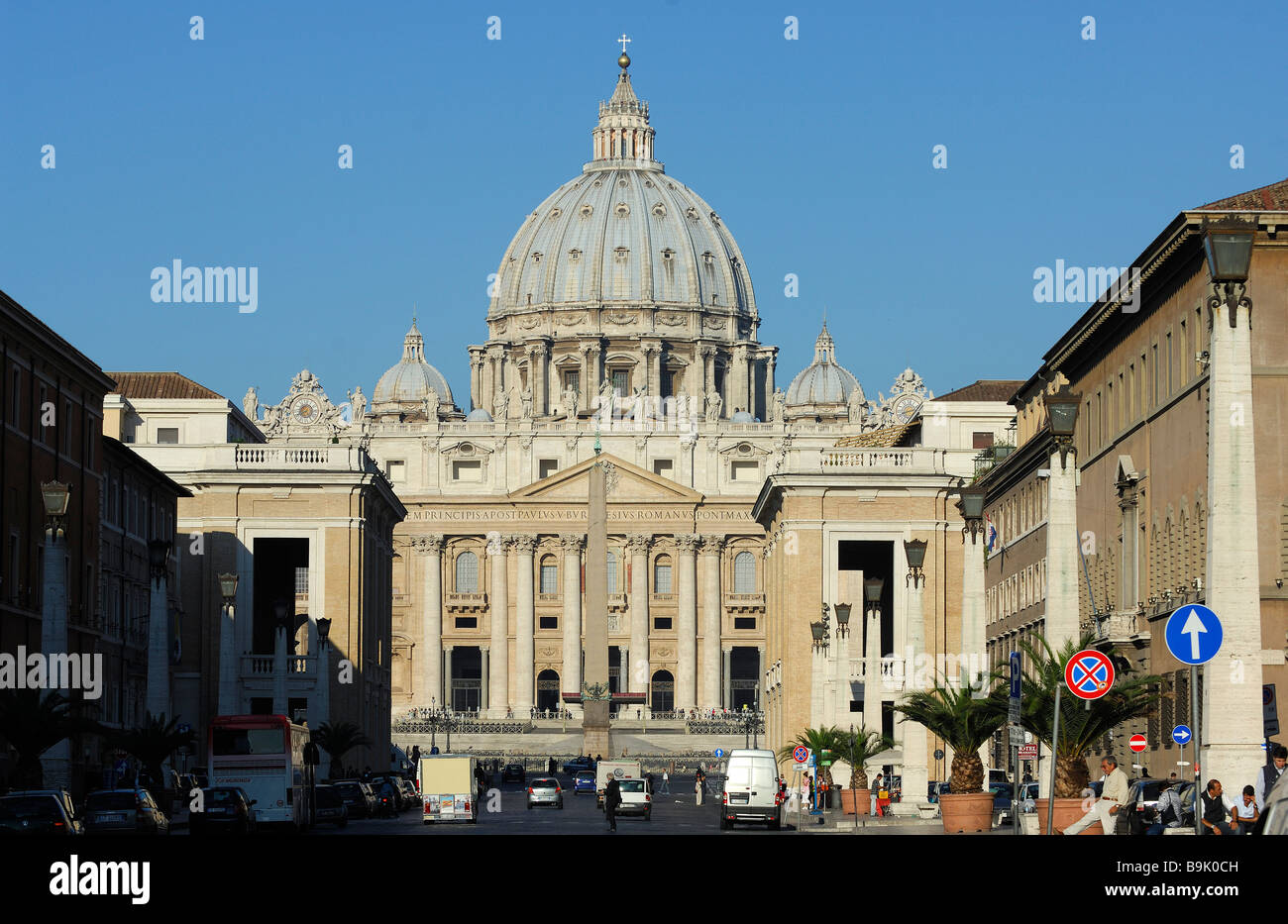 Italien, Latium, Rom, Blick vom Via della Conciliazione, Basilica di San Pietro in Vaticano (Petersdom) Stockfoto
