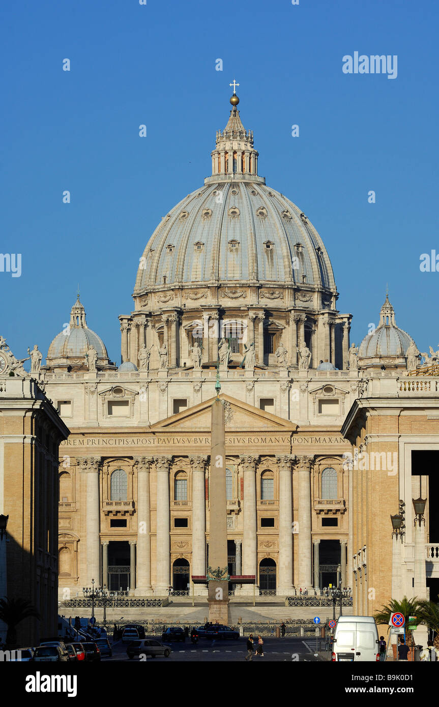 Italien, Latium, Rom, Blick vom Via della Conciliazione, Basilica di San Pietro in Vaticano (Petersdom) Stockfoto