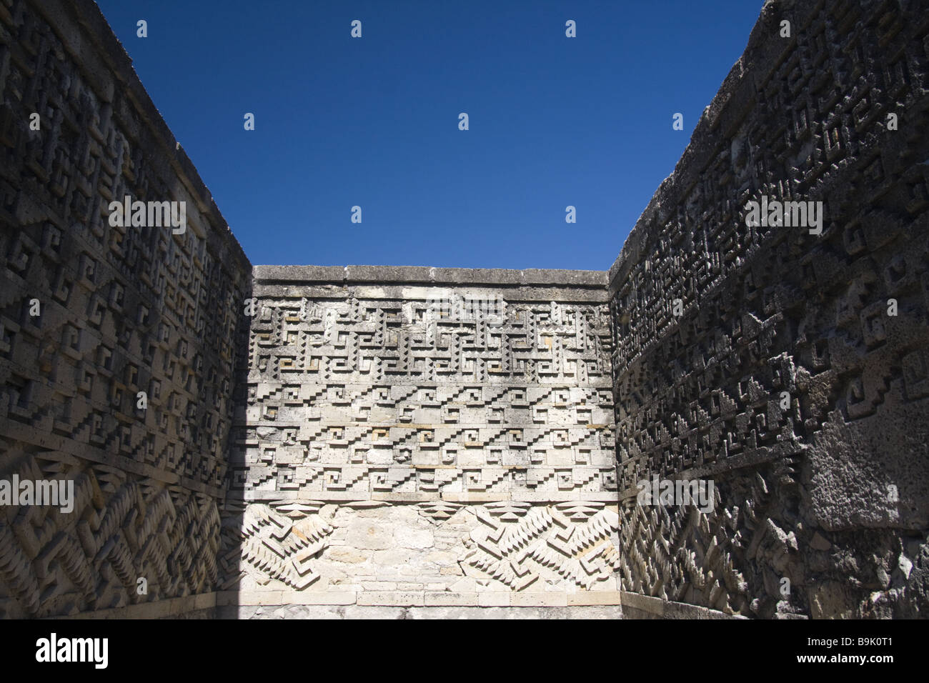 Stein-Mosaik in aufwendigen geometrischen Mustern schmücken die Wände der Zapoteken Ruinen von Mitla, Oaxaca, Mexiko. Stockfoto