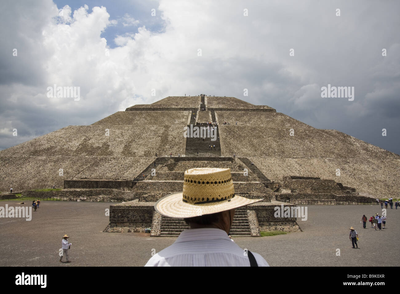 Ein Mann mit einem Strohhut steht mit Blick auf die Pyramide der Sonne im Bundesstaat Teotihuacan, Mexiko, Mexiko. Stockfoto