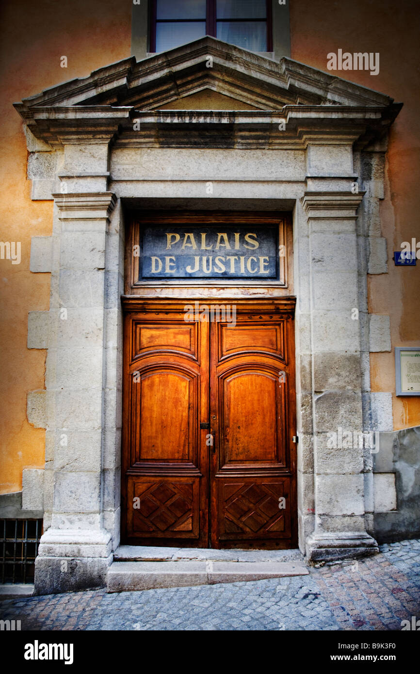 Klassische Architektur Haustür Justizpalast in Briançon, Haute Provence, Frankreich Stockfoto