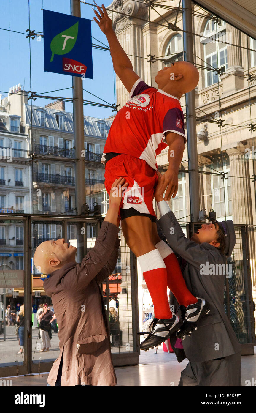 Frankreich, Paris, Skulptur für den Rugby World Cup 2007 in Gare du Nord Stockfoto