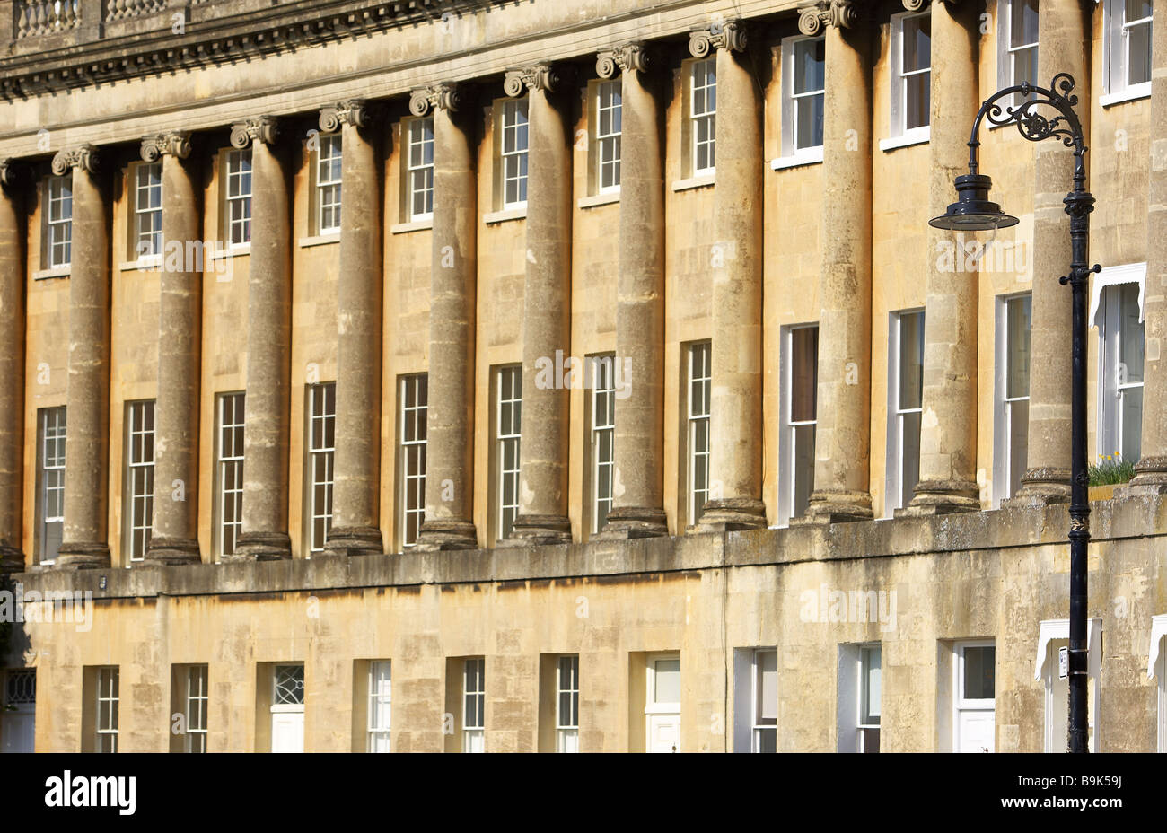 Blick auf den Royal Crescent eine der kultigsten Sehenswürdigkeiten Badewanne, einer Reihe von 30 Reihenhäusern in einer geschwungenen Crescent in Bath, Somerset England Grossbritannien Stockfoto