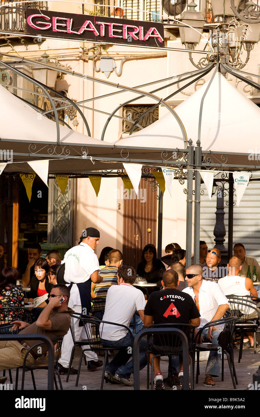 Italien, Sardinien, Provinz von Cagliari, Cagliari, Yenne Platz (Piazza Yenne), Terrasse des Eis Verkäufer (Gelateria) Stockfoto