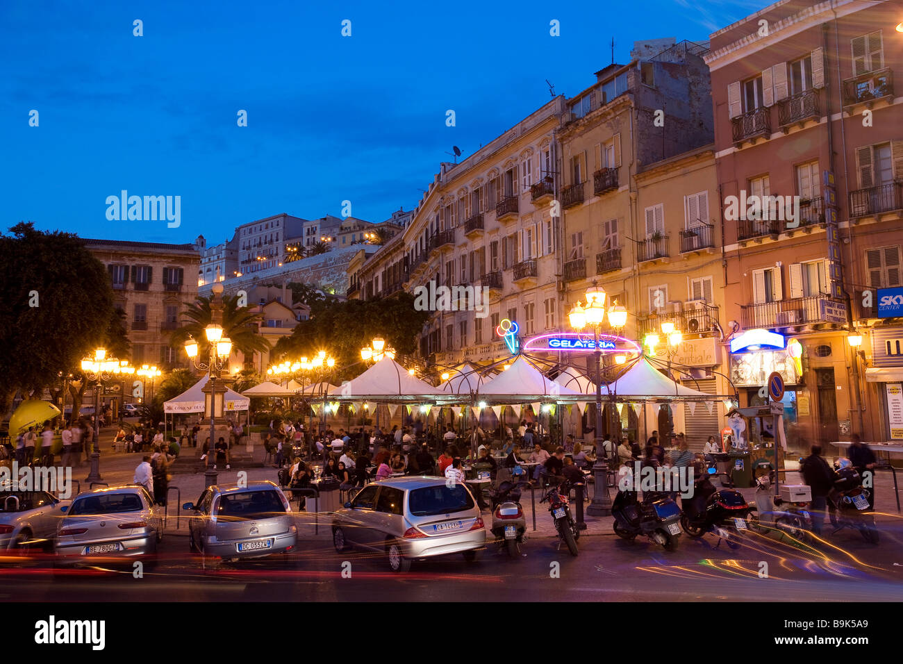 Italien, Sardinien, Provinz Cagliari, Cagliari, Yenne Platz (Piazza Yenne) in der Nacht am Fuße des Schlosses Stockfoto