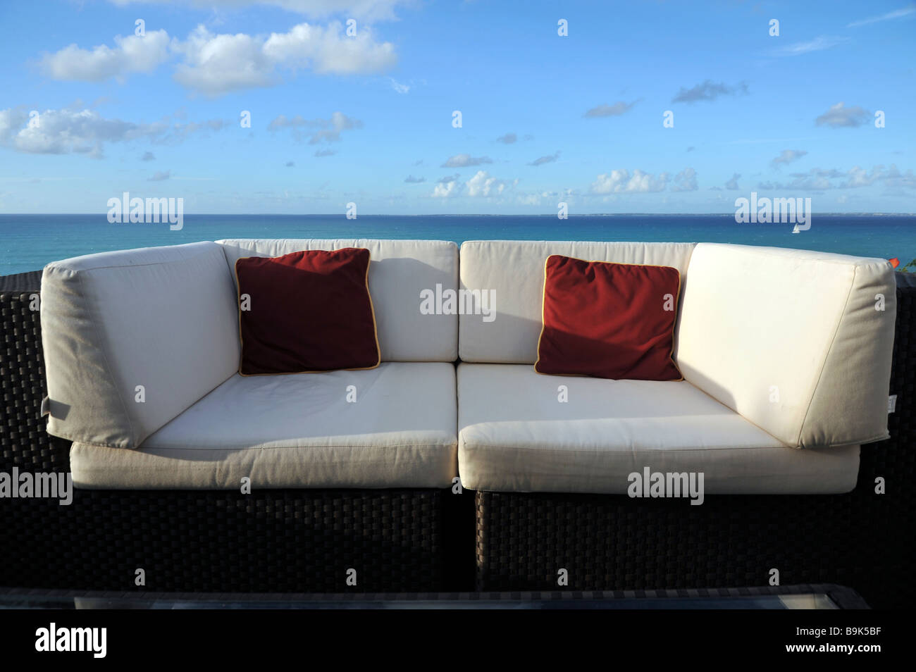 Sofa auf einer Veranda im oceanside Stockfoto