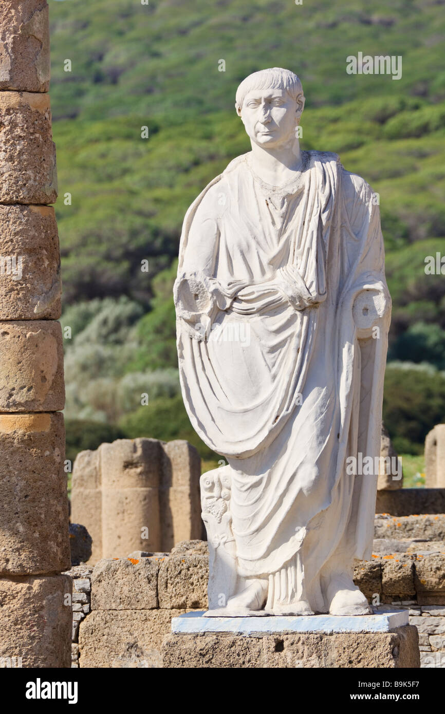 Römische Ruinen Baelo Claudia, Bolonia Cadiz Provinz Spanien Statue des Kaisers Trajan in der Basilika neben dem Forum Stockfoto