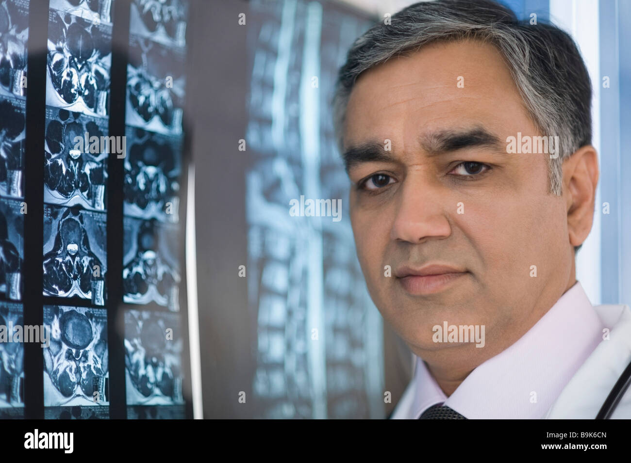 Arzt untersucht einen Röntgen-Bericht Stockfoto