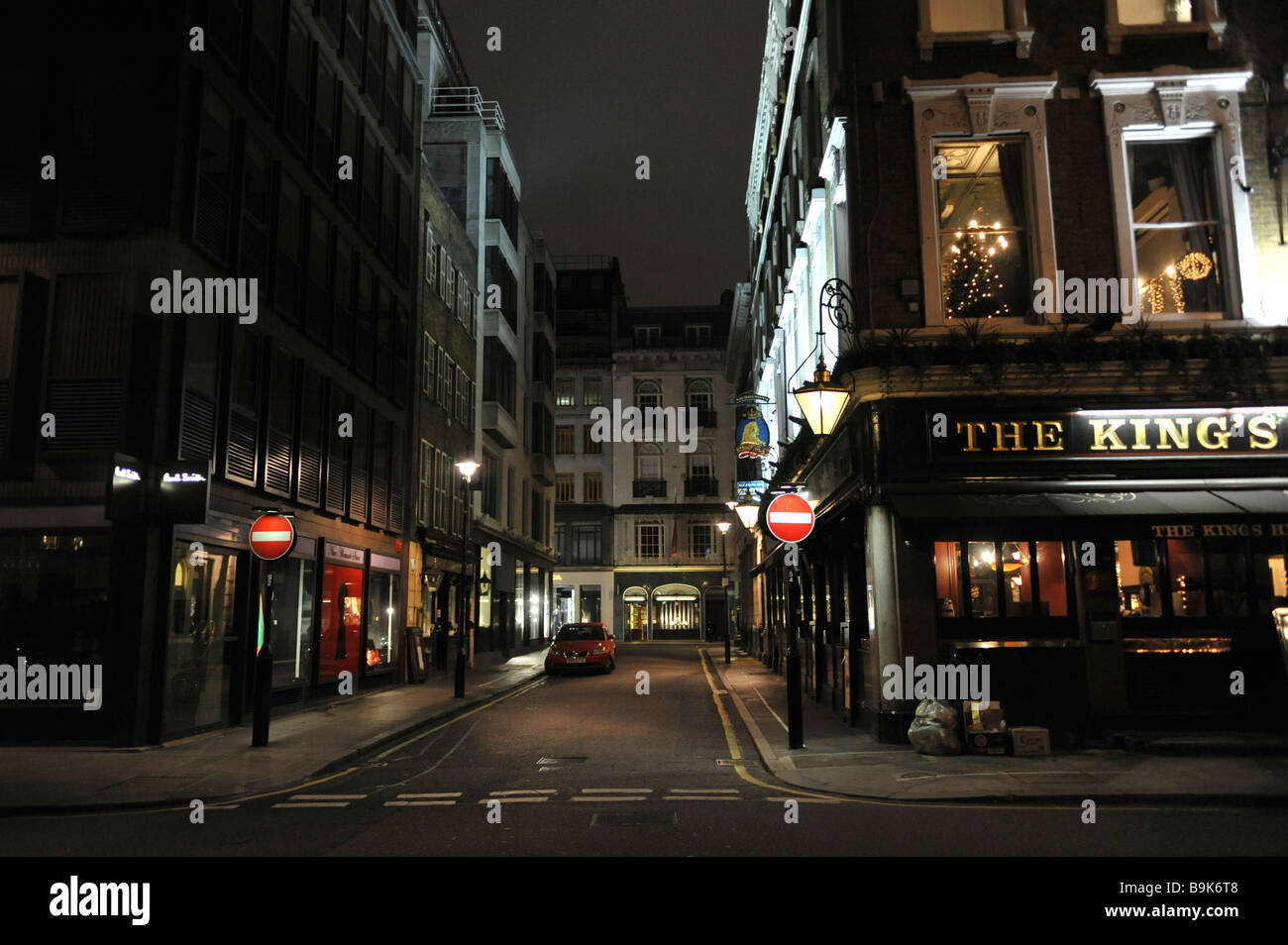 Verlassene London Straße bei Nacht Stockfoto