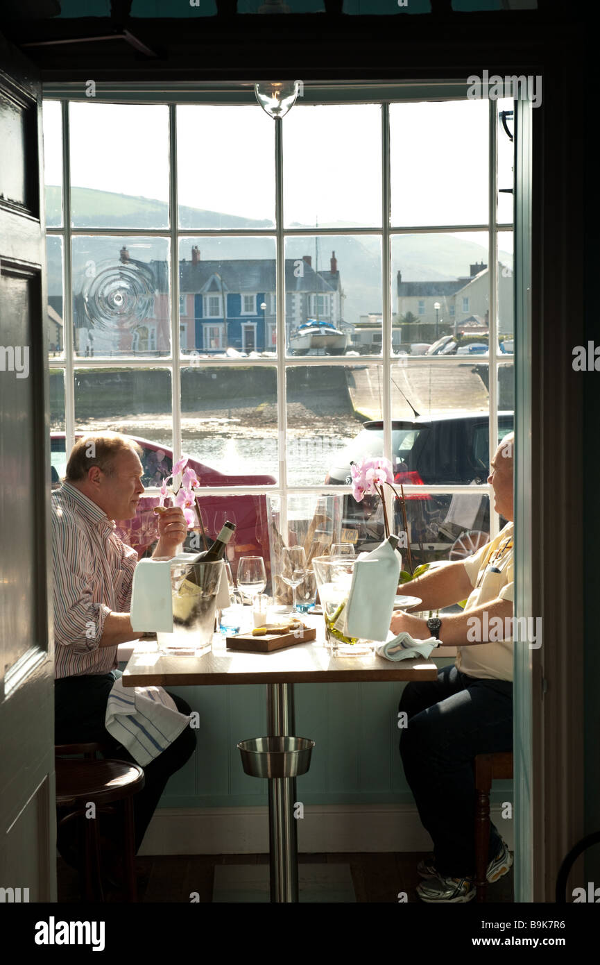 Zwei Männer beim Mittagessen in der Hafenmeister Hotel Aberaeron Ceredigion Wales Großbritannien Stockfoto