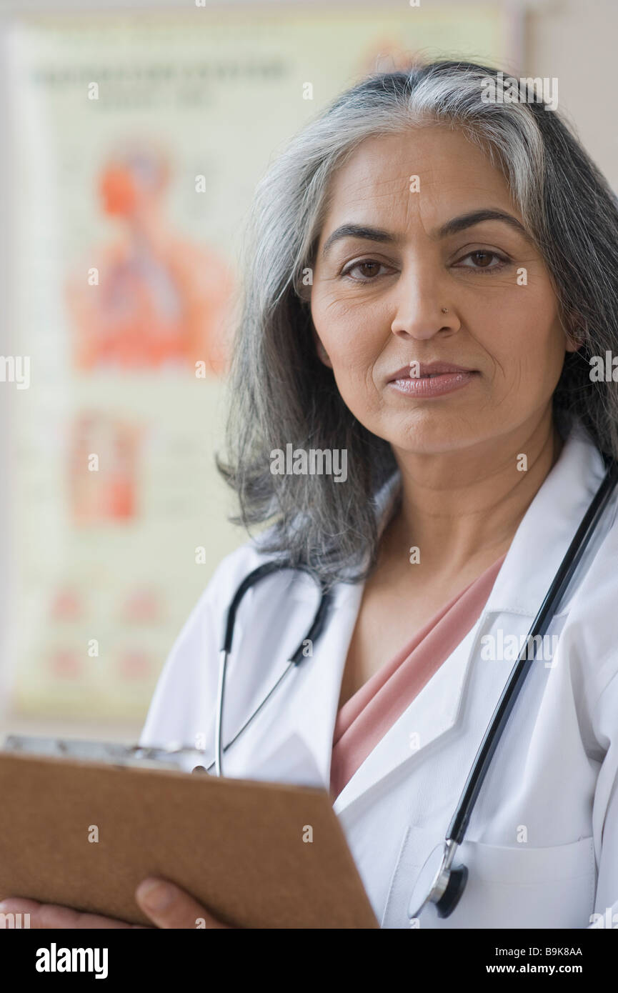 Porträt von einer Ärztin mit einem Klemmbrett Stockfoto